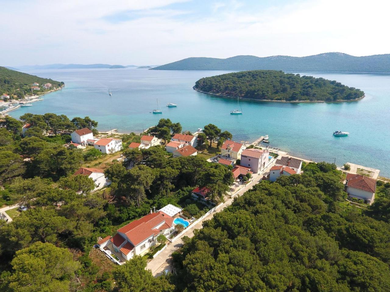 Spacious Holiday Home In Molat With Pool Brgulje Buitenkant foto