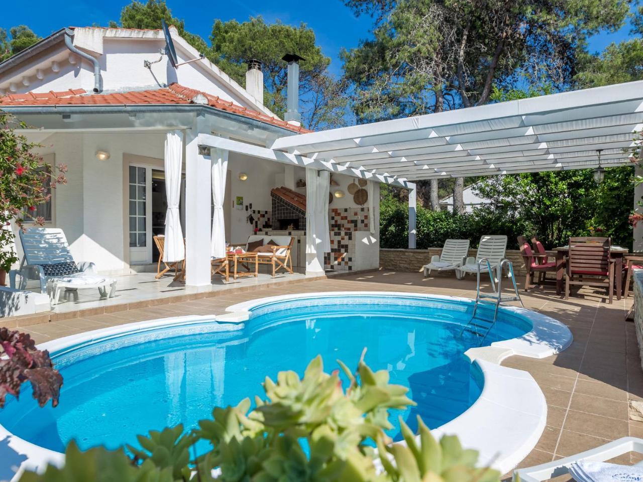 Spacious Holiday Home In Molat With Pool Brgulje Buitenkant foto