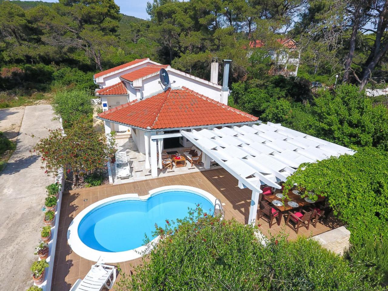 Spacious Holiday Home In Molat With Pool Brgulje Buitenkant foto