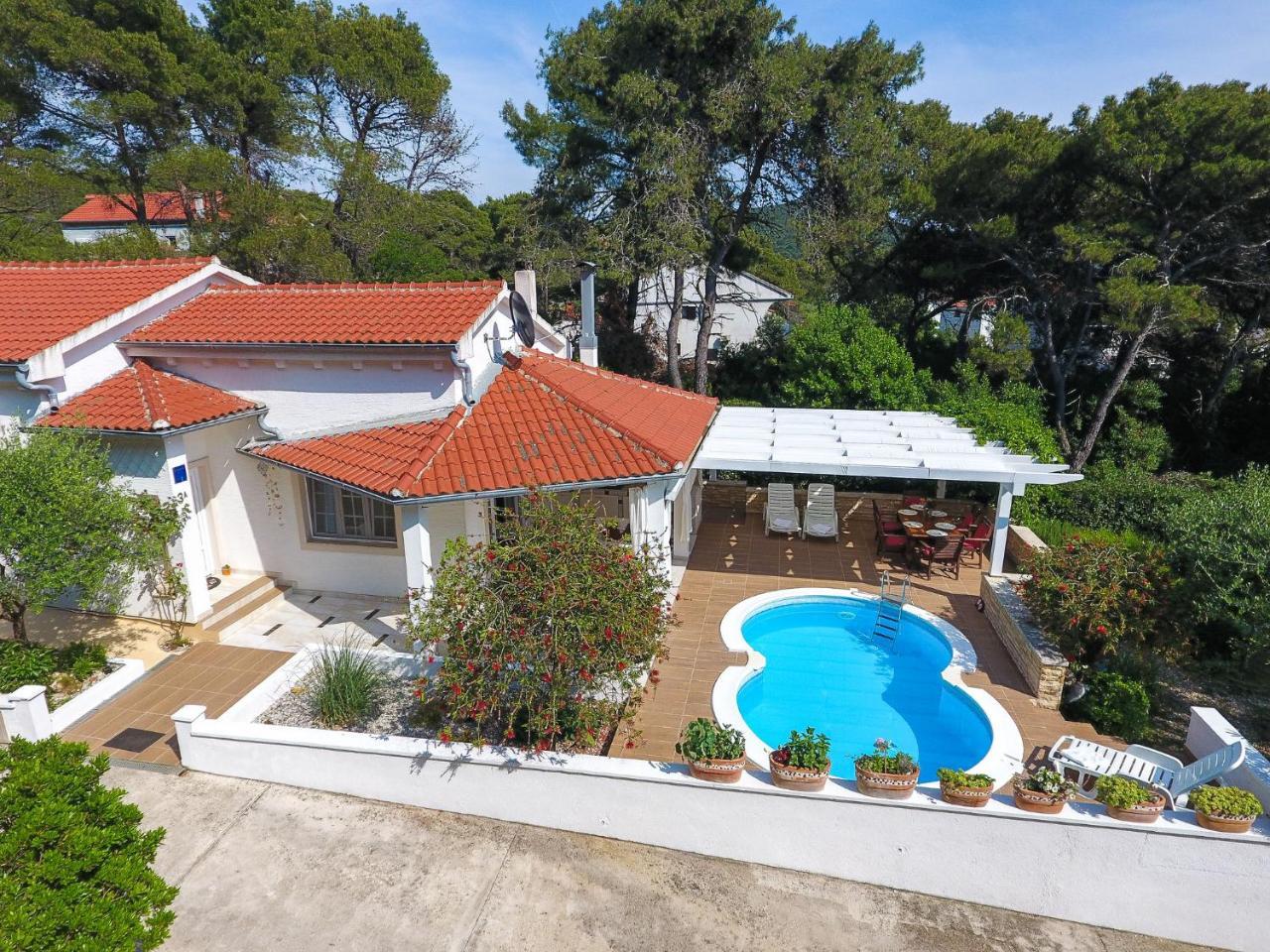 Spacious Holiday Home In Molat With Pool Brgulje Buitenkant foto