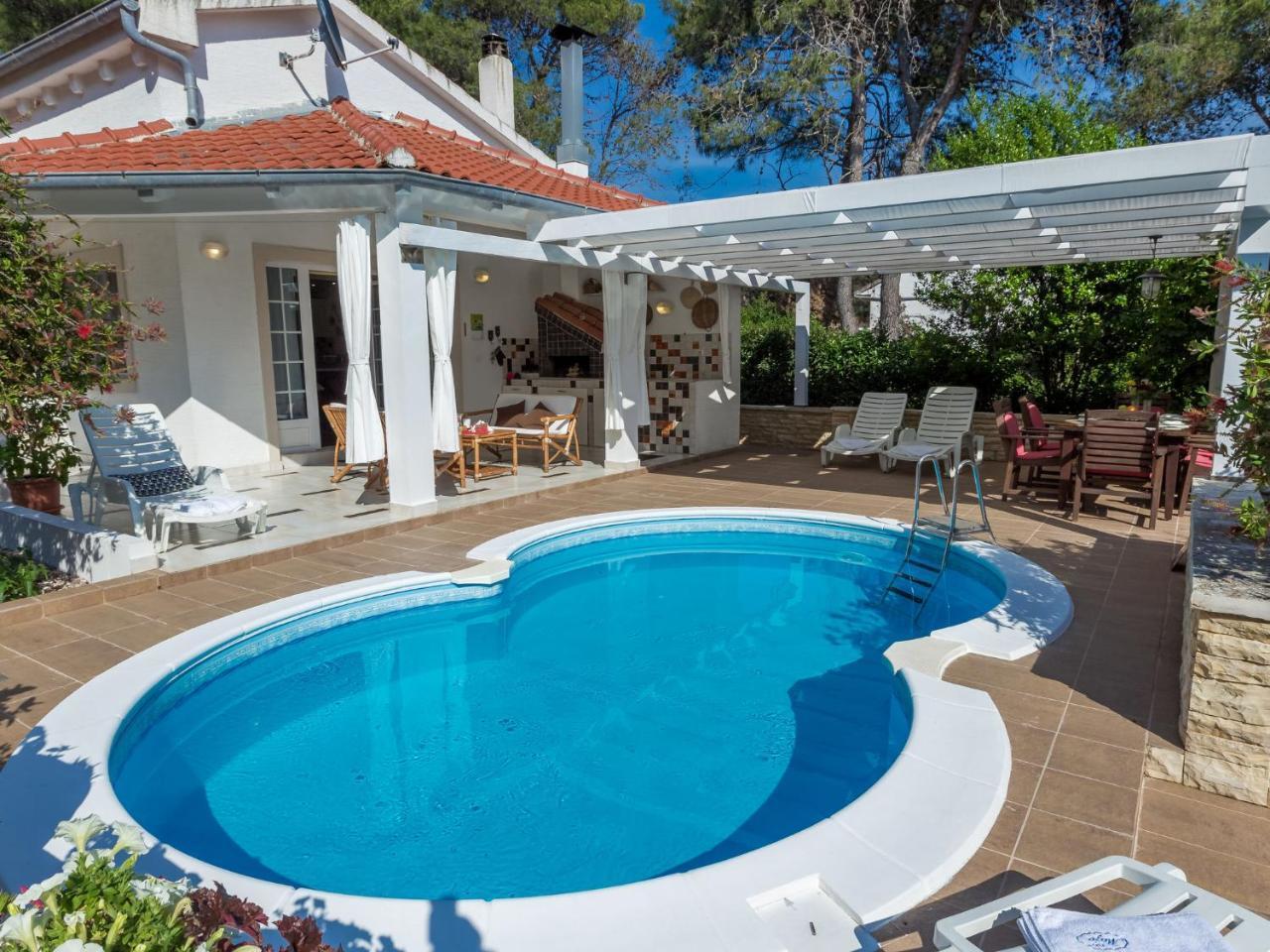Spacious Holiday Home In Molat With Pool Brgulje Buitenkant foto