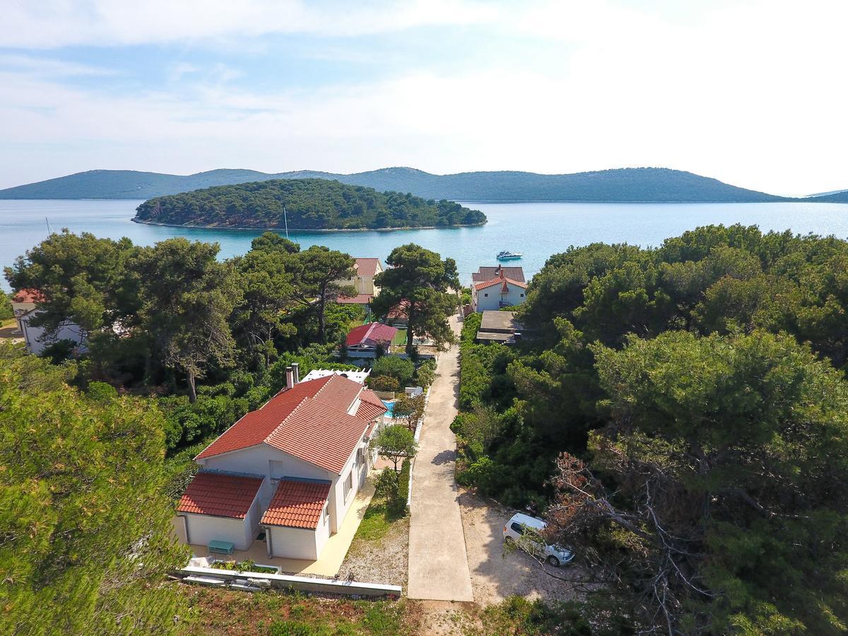 Spacious Holiday Home In Molat With Pool Brgulje Buitenkant foto