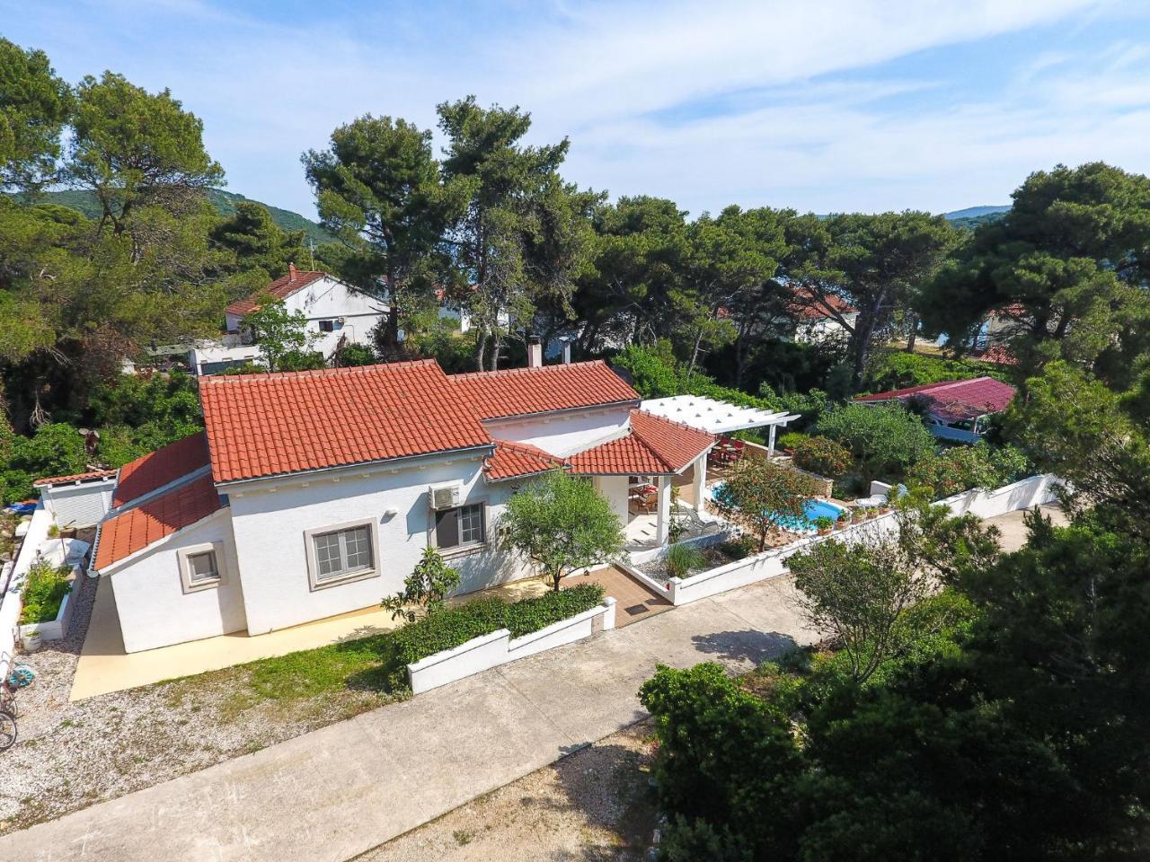 Spacious Holiday Home In Molat With Pool Brgulje Buitenkant foto